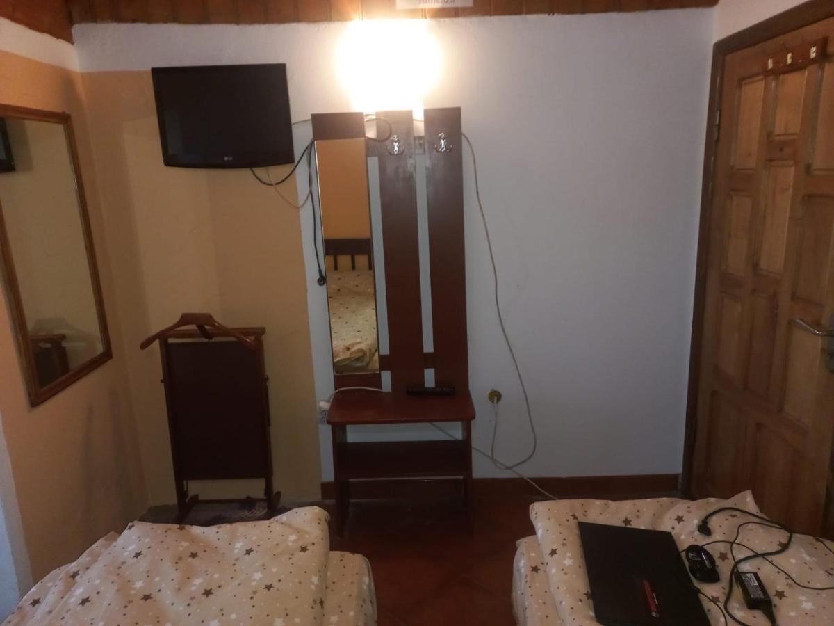 Double Room With Private Bathroom By Osteria Constantino Targoviste Exterior photo