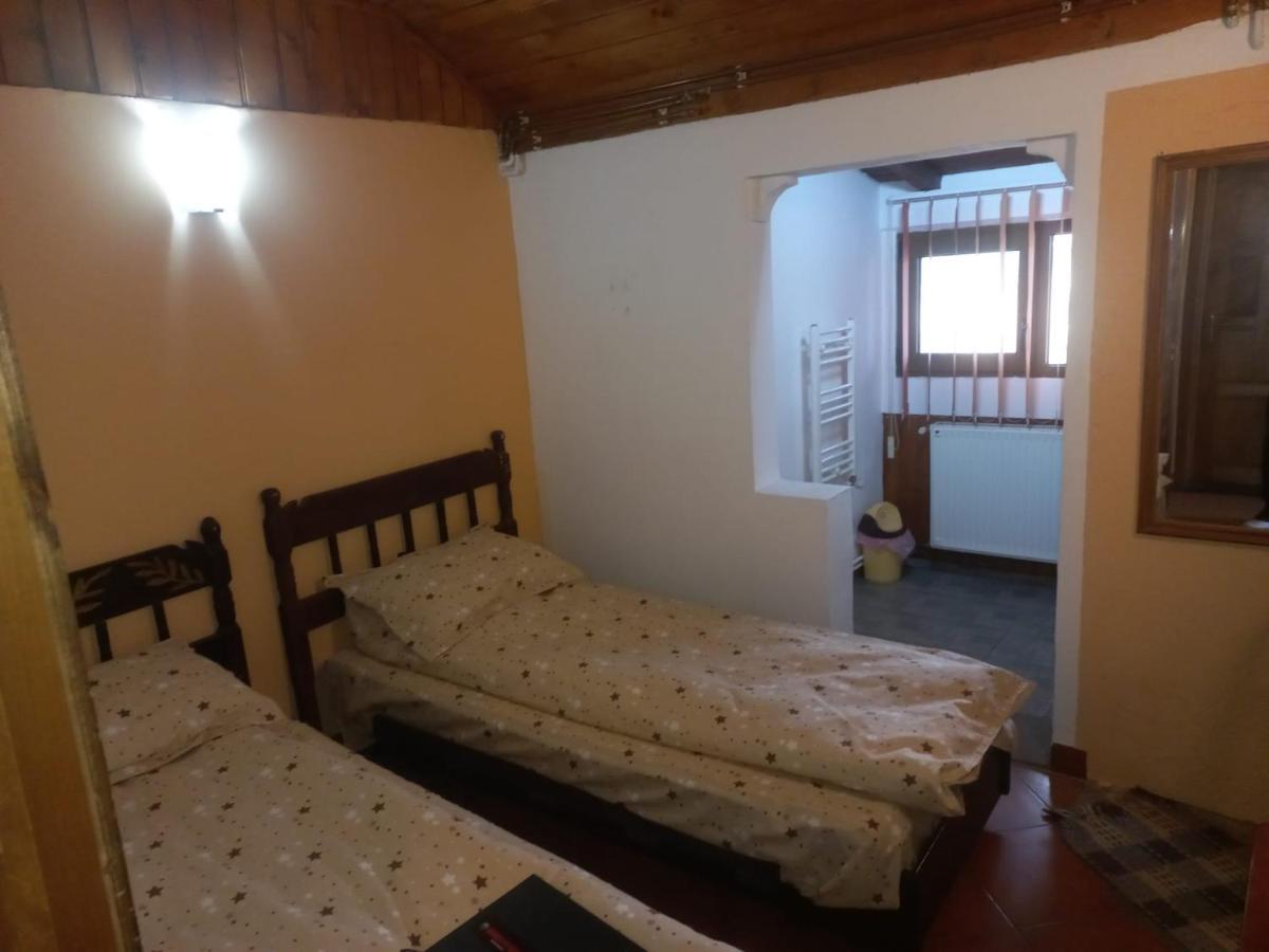Double Room With Private Bathroom By Osteria Constantino Targoviste Exterior photo